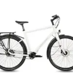 Weißes Böttcher Levante Diamant Trekkingrad mit Gepäckträger, Schutzblechen und Pinion-Getriebe, auf weißem Hintergrund.