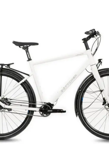 Weißes Böttcher Levante Diamant Trekkingrad mit Gepäckträger, Schutzblechen und Pinion-Getriebe, auf weißem Hintergrund.