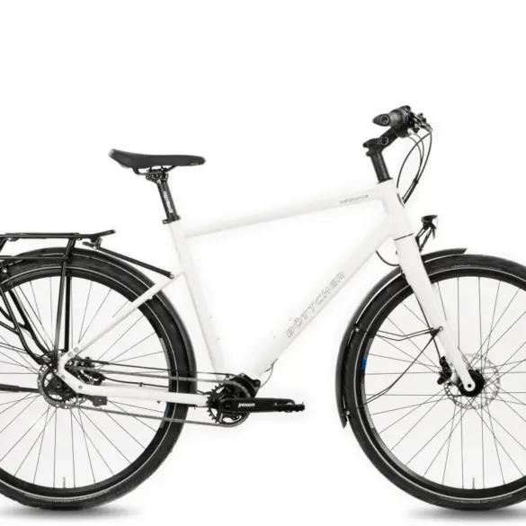 Weißes Böttcher Levante Diamant Trekkingrad mit Gepäckträger, Schutzblechen und Pinion-Getriebe, auf weißem Hintergrund.