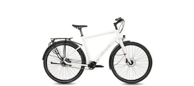 Weißes Böttcher Levante Diamant Trekkingrad mit Gepäckträger, Schutzblechen und Pinion-Getriebe, auf weißem Hintergrund.