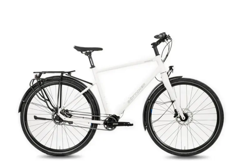 Weißes Böttcher Levante Diamant Trekkingrad mit Gepäckträger, Schutzblechen und Pinion-Getriebe, auf weißem Hintergrund.