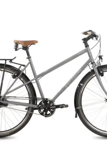 Graues Böttcher Safari Performance Anglaise Trekkingrad in Anglaise-Rahmenform mit Gepäckträger, Schutzblechen, Nabenschaltung und braunem Ledersattel. Das Fahrrad steht auf einem weißen Hintergrund.