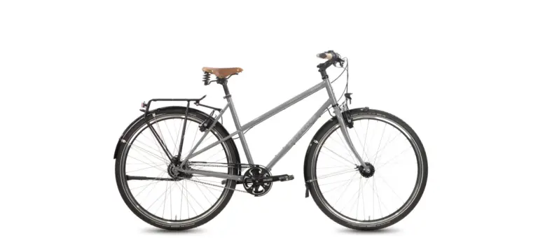 Graues Böttcher Safari Performance Anglaise Trekkingrad in Anglaise-Rahmenform mit Gepäckträger, Schutzblechen, Nabenschaltung und braunem Ledersattel. Das Fahrrad steht auf einem weißen Hintergrund.