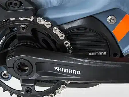Detailaufnahme der Fahrradkette und des Shimano Steps EP600 Motors.