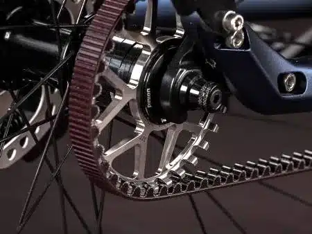 Detailaufnahme des Gates Riemenantriebs am Böttcher Shark INT EP6 E-Bike, zeigt das Hinterrad mit Kettenblatt und das Gehäuse des Pinion-Getriebs.