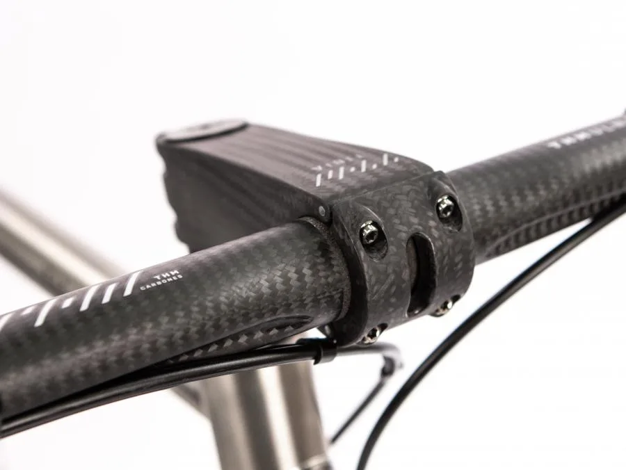 Detailaufnahme des Carbon-Vorbau und Lenkers, die die hochwertige Verarbeitung und das Material des Böttcher Titanium Endurance Diamant Fahrrads hervorheben.