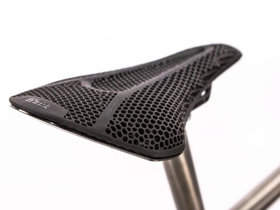 Nahaufnahme eines schwarzen Fizik Vento Argo R1 Fahrradsattels mit wabenartiger Oberflächenstruktur, Montiert auf einer silbernen Sattelstange.