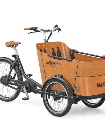 Babboe Curve E-Lastenrad mit großer Holz-Transportbox und drei Rädern