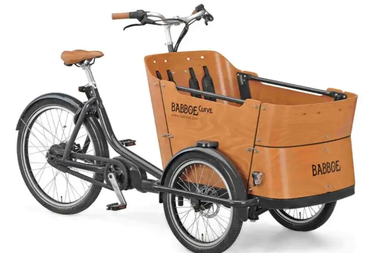 Babboe Curve E-Lastenrad mit großer Holz-Transportbox und drei Rädern