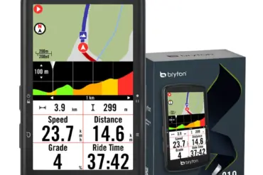 Bryton Rider S810 GPS-Fahrradcomputer vor seiner Verpackung mit Navigationsanzeige auf dem Display