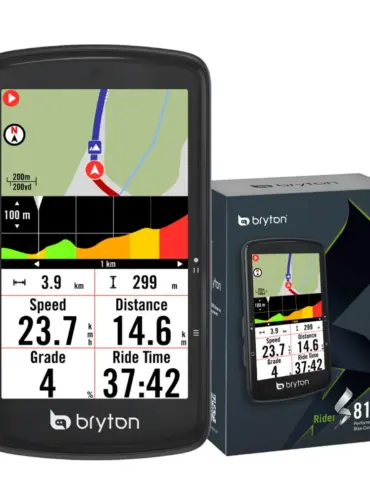 Bryton Rider S810 GPS-Fahrradcomputer vor seiner Verpackung mit Navigationsanzeige auf dem Display