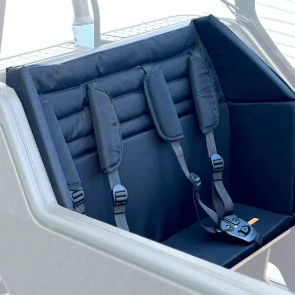 Gepolsterter schwarzer Kindersitz mit drei Gurten und Schnallen, montiert im vorderen Bereich eines grauen HNF CD2 Lastenrads.