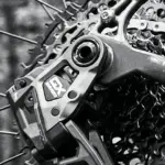 Nahaufnahme des Schaltwerks und der Kassette eines silbernen Fahrrads, mit dem Schriftzug SRAM GX Eagle.