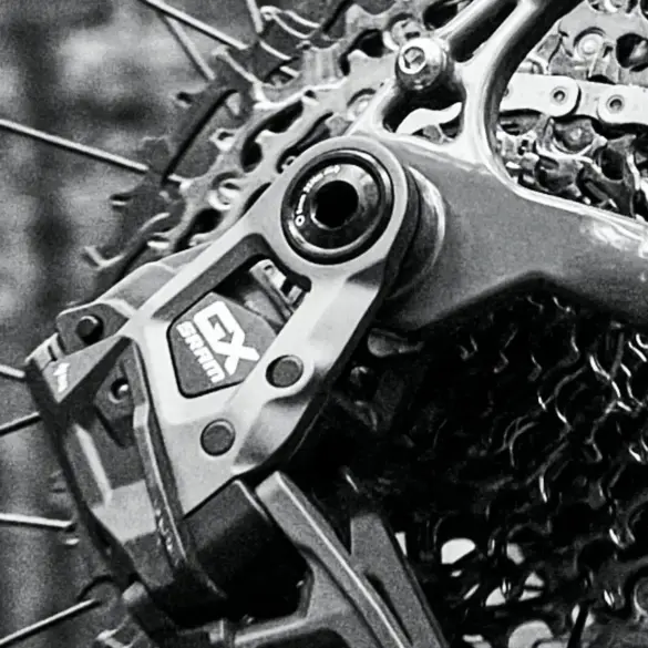 Nahaufnahme des Schaltwerks und der Kassette eines silbernen Fahrrads, mit dem Schriftzug SRAM GX Eagle.