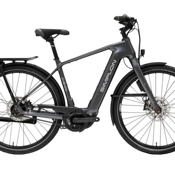 Seitenansicht eines grauen Simplon Chenoa :e High E-Trekkingrads auf weißem Hintergrund.