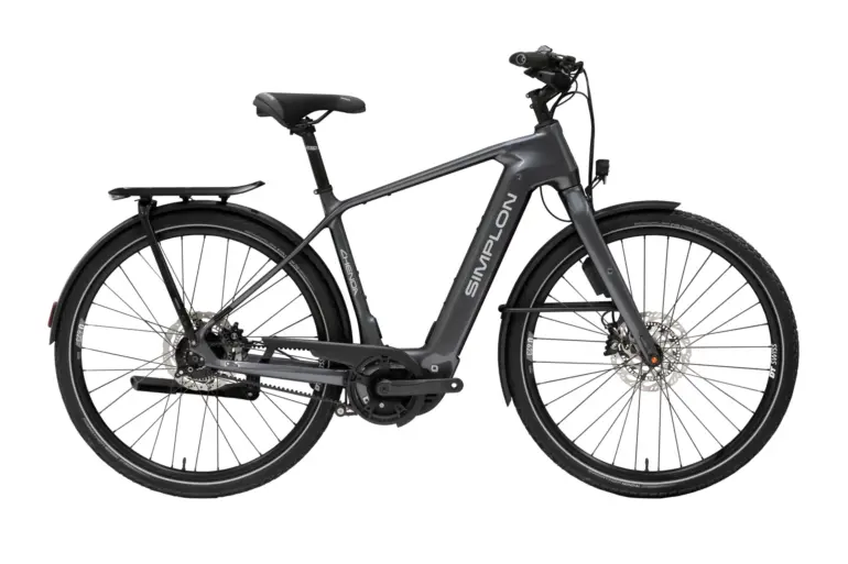 Seitenansicht eines grauen Simplon Chenoa :e High E-Trekkingrads auf weißem Hintergrund.