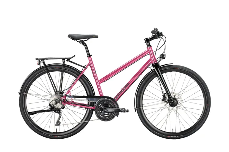 Rosa Contoura Fe-11 Tourenrad mit Gepäckträger und Shimano CUES Schaltung, gezeigt von vorne.