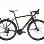 Ein Contoura Fe-13 Fahrrad in Metallic-Braun mit schwarzen Schutzblechen, Gepäckträger und Shimano GRX Komponenten.