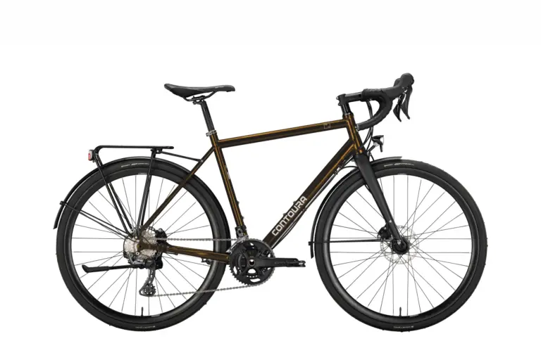 Ein Contoura Fe-13 Fahrrad in Metallic-Braun mit schwarzen Schutzblechen, Gepäckträger und Shimano GRX Komponenten.