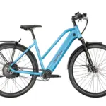 Helles, türkisblaues Contoura Li-16 E-Bike mit Gepäckträger, Schutzblechen und Federgabel, stehend auf weißem Hintergrund.