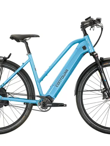 Helles, türkisblaues Contoura Li-16 E-Bike mit Gepäckträger, Schutzblechen und Federgabel, stehend auf weißem Hintergrund.