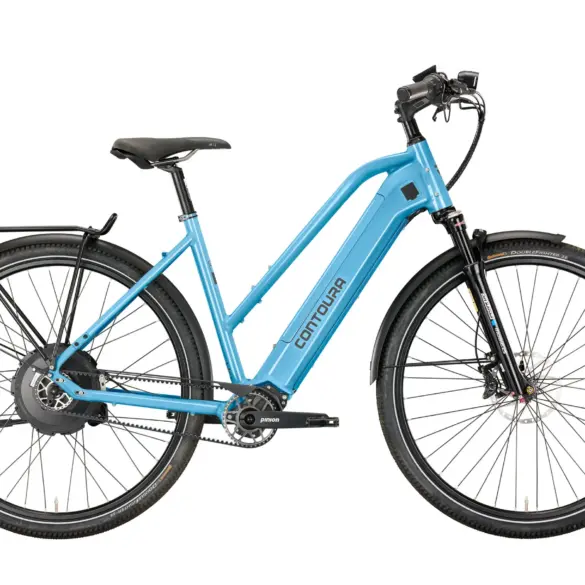 Helles, türkisblaues Contoura Li-16 E-Bike mit Gepäckträger, Schutzblechen und Federgabel, stehend auf weißem Hintergrund.