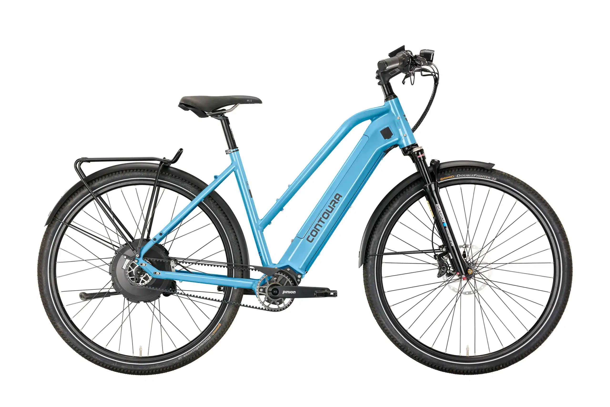 Ein hellblaues Contoura Li-16 Elektrofahrrad mit Vollfederung, Gepäckträger und Pinion-Getriebe, isoliert auf weißem Hintergrund.