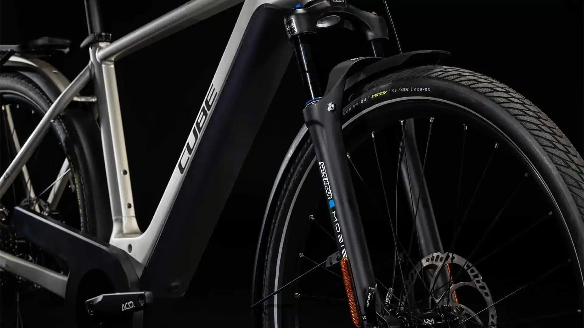 Detailansicht des Cube Kathmandu Hybrid 45 750 E-Bikes mit Aluminiumrahmen, Suntour Mobie Federgabel und Schwalbe Marathon E-Plus Reifen