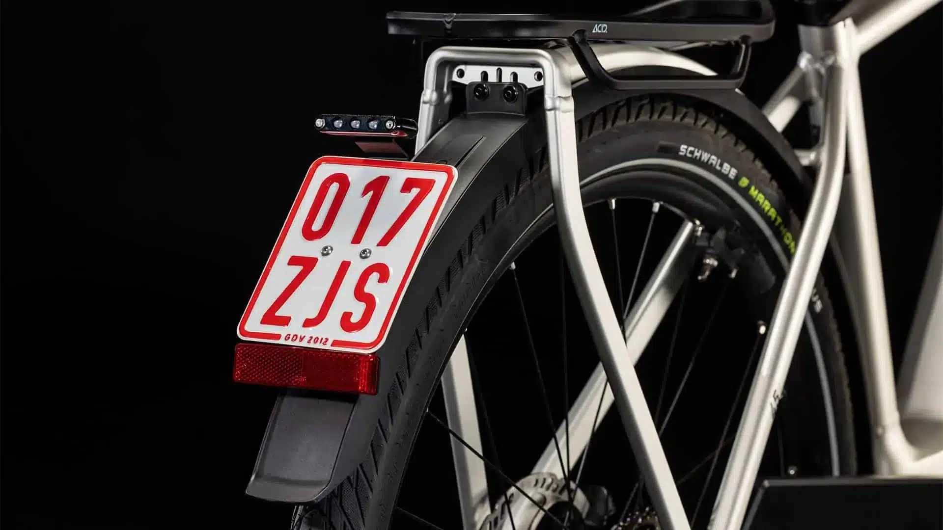 Detailaufnahme des Hinterrads eines Cube Kathmandu Hybrid 45 750 E-Bikes mit Schutzblech, Gepäckträger, Kennzeichen und Schwalbe Marathon E-Plus Reifen