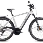 Seitenansicht des Cube Kathmandu Hybrid 45 750 grey´n´reflex E-Bikes mit kompletter Ausstattung