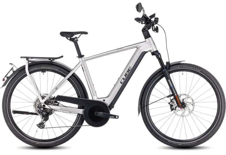 Seitenansicht des Cube Kathmandu Hybrid 45 750 grey´n´reflex E-Bikes mit kompletter Ausstattung