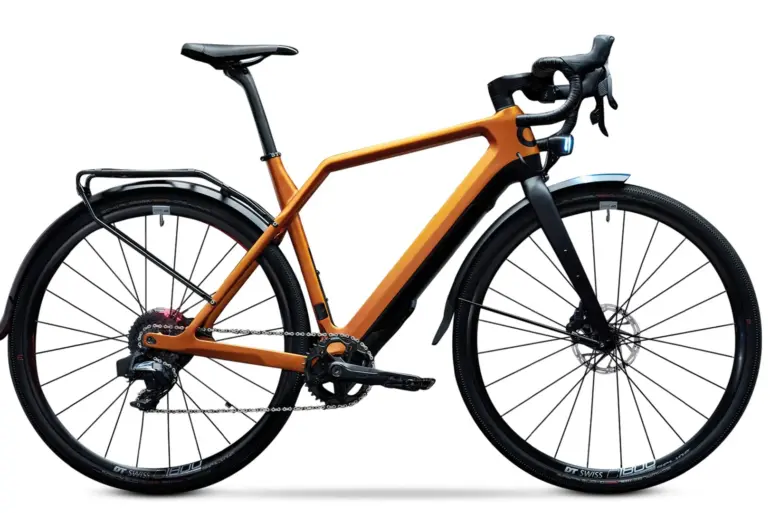 Detailaufnahme eines orangefarbenen Cyklaer Base E-Gravelbikes mit Carbonrahmen, Schutzblechen und Gepäckträger, freigestellt vor weißem Hintergrund.
