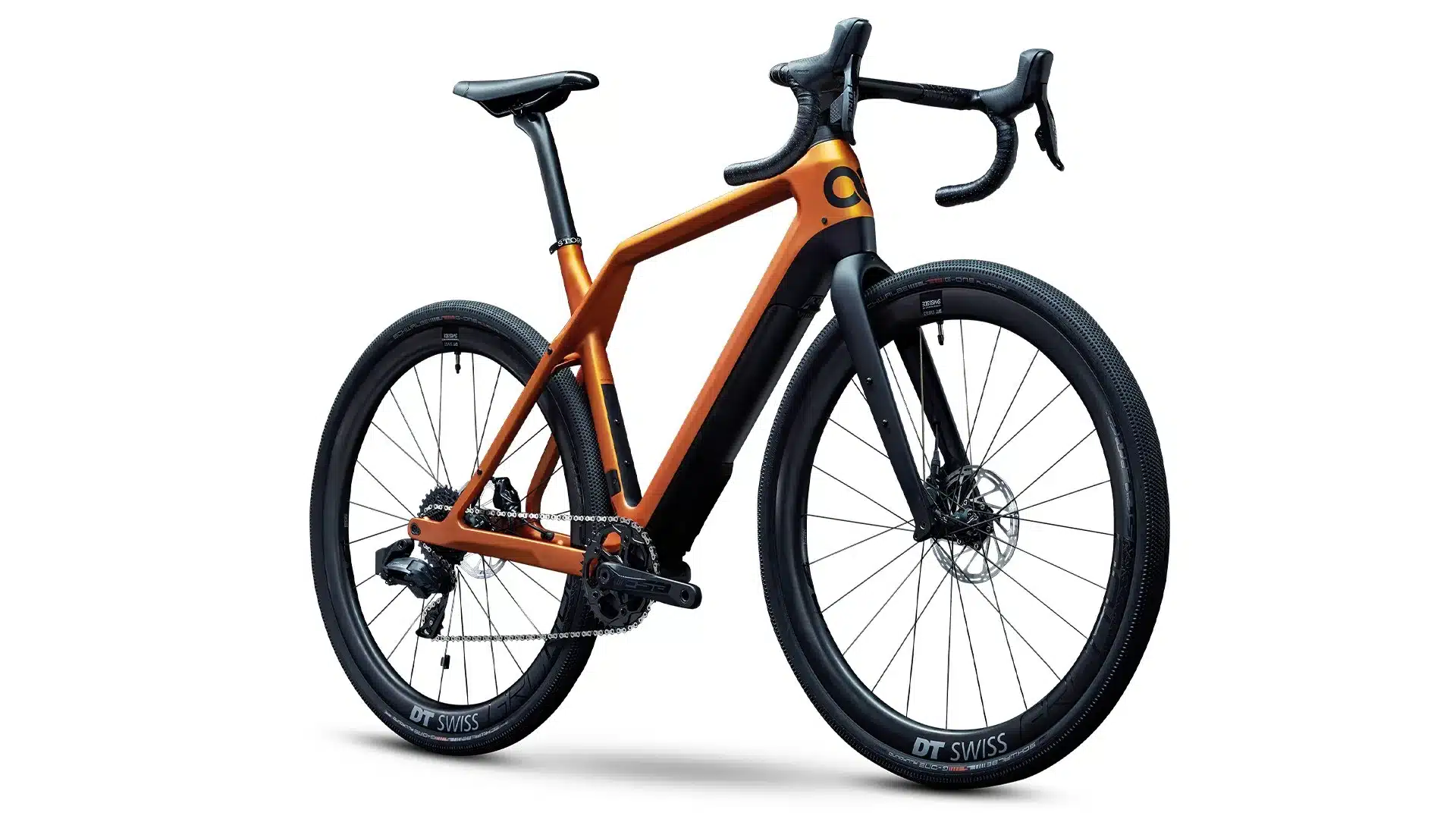 Ein orangefarbenes Cyklaer Base E-Gravelbike auf weißem Hintergrund, von vorne links gezeigt.