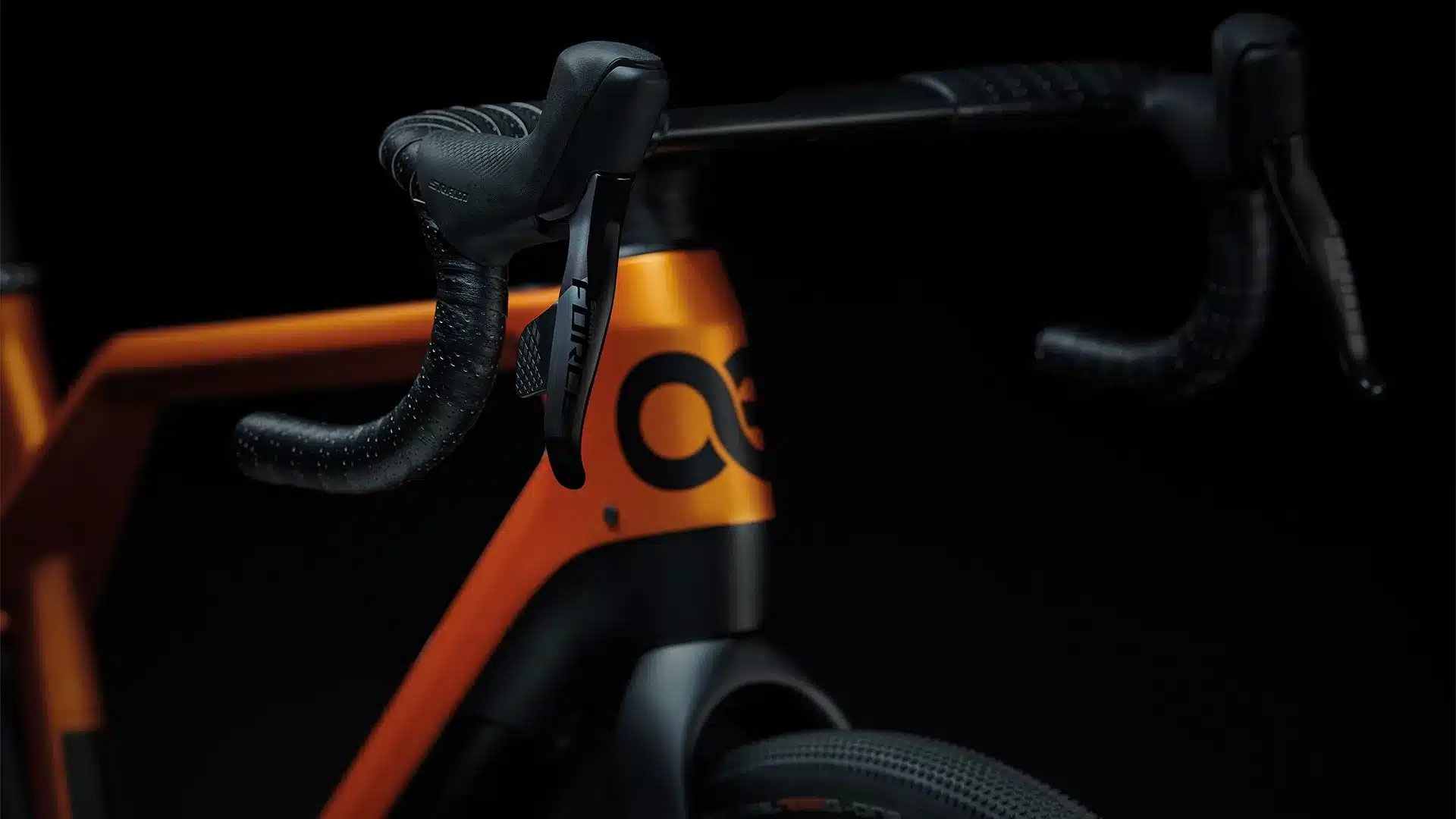 Orangefarbener Carbonrahmen eines Cyklaer Base E-Gravelbikes mit SRAM Force Schalthebeln.