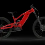 Ein rotes HPC Maverick E-Enduro Fahrrad in Seitenansicht, präsentiert vor einem tiefschwarzen Hintergrund, hebt das Design und die Komponenten hervor.