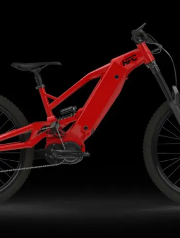 Ein rotes HPC Maverick E-Enduro Fahrrad in Seitenansicht, präsentiert vor einem tiefschwarzen Hintergrund, hebt das Design und die Komponenten hervor.