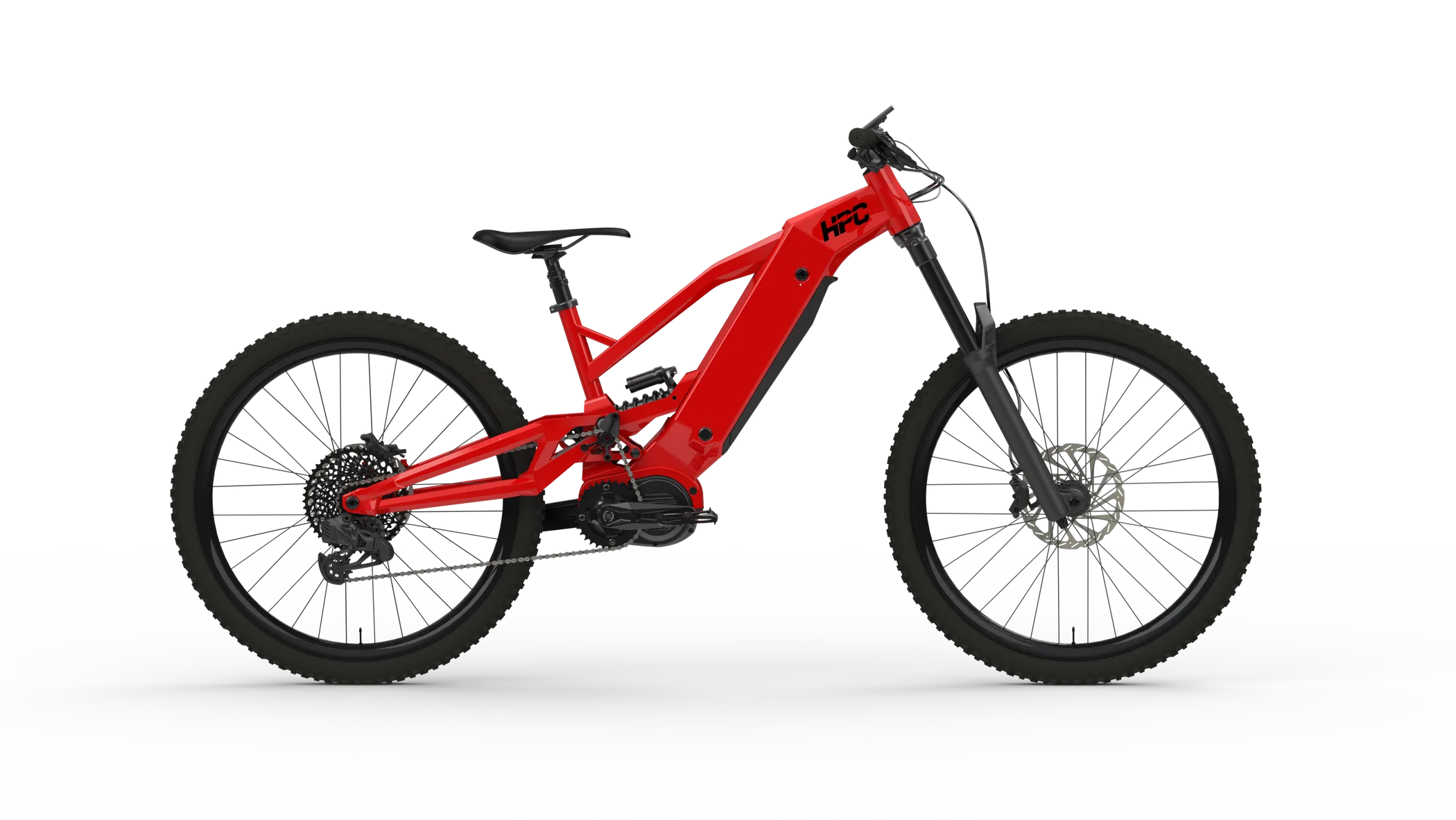 Rotes HPC Maverick E-Enduro Mountainbike von vorne links betrachtet, mit breiten Reifen, voller Federung und markantem Rahmen.