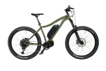 Grünes HPC Scout E-Mountainbike mit RockShox Gabel, SRAM GX Schaltung und Magura Bremsen, stehend auf dem Boden.