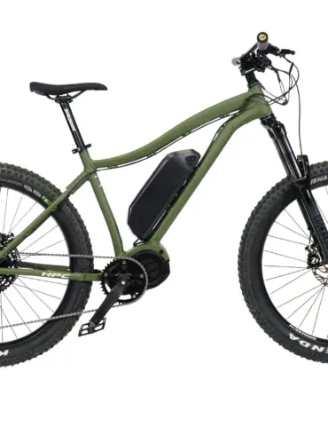 Grünes HPC Scout E-Mountainbike mit RockShox Gabel, SRAM GX Schaltung und Magura Bremsen, stehend auf dem Boden.