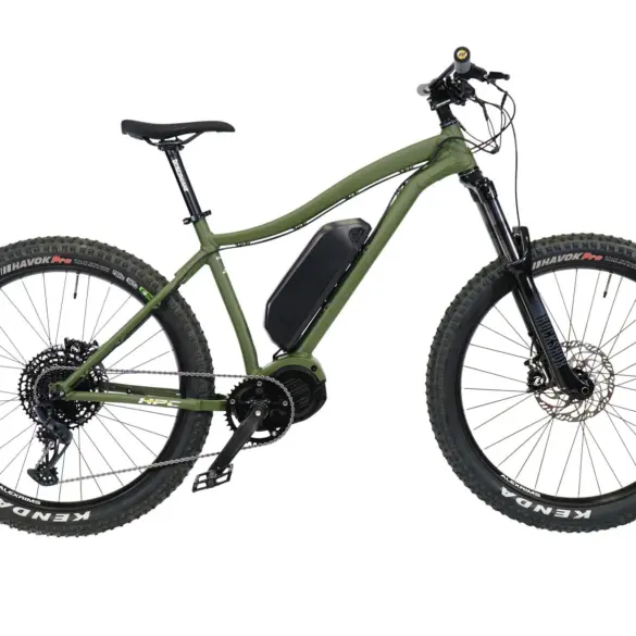 Grünes HPC Scout E-Mountainbike mit RockShox Gabel, SRAM GX Schaltung und Magura Bremsen, stehend auf dem Boden.