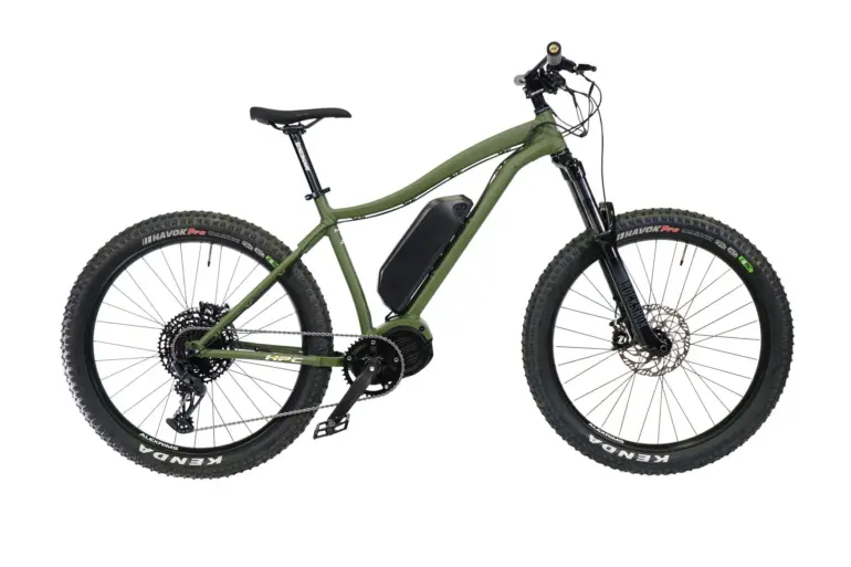 Grünes HPC Scout E-Mountainbike mit RockShox Gabel, SRAM GX Schaltung und Magura Bremsen, stehend auf dem Boden.