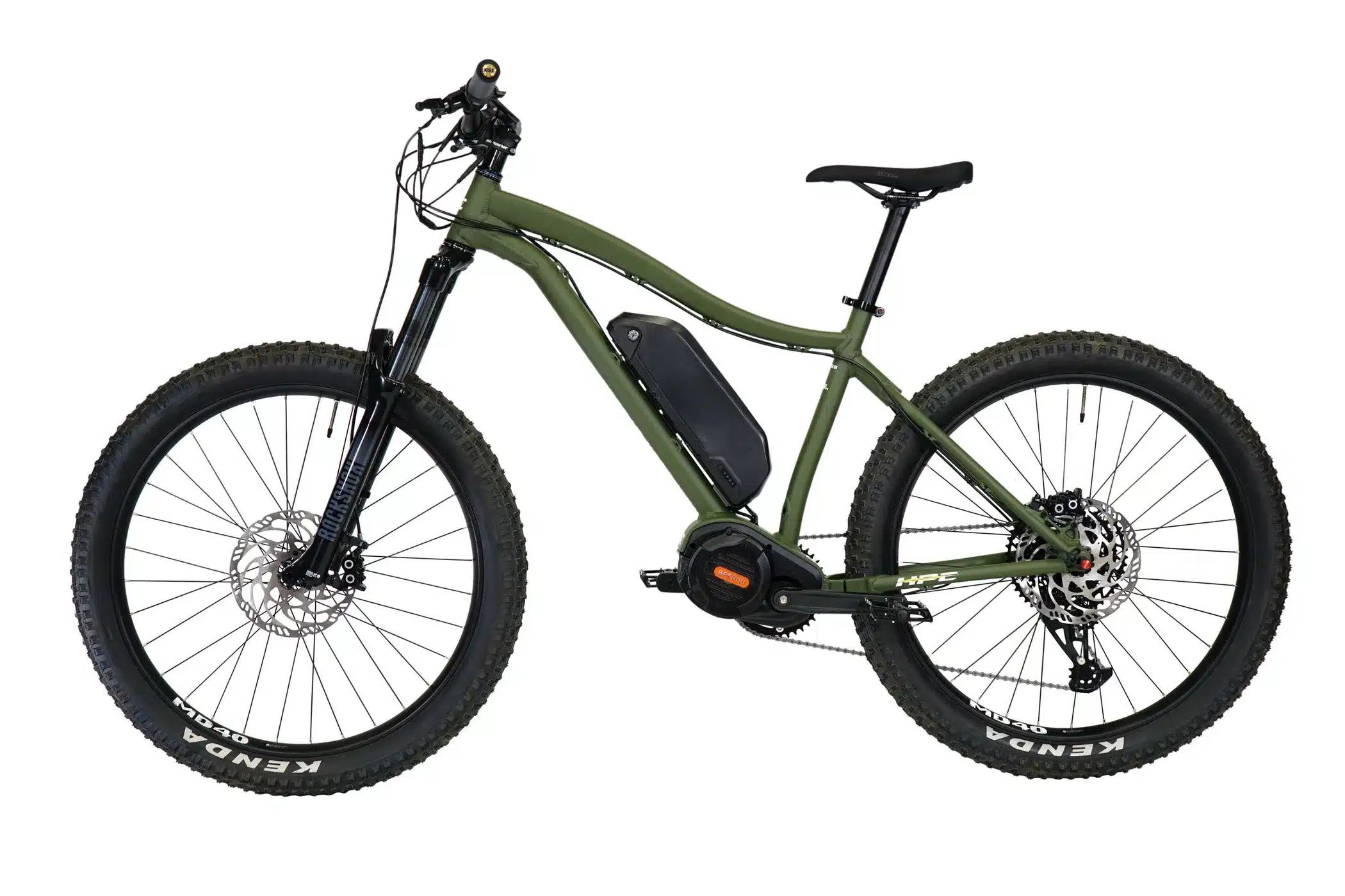 Grünes HPC Scout E-Mountainbike mit Mittelmotor und großer Batterie im Seitenprofil, stehend auf weißem Hintergrund.