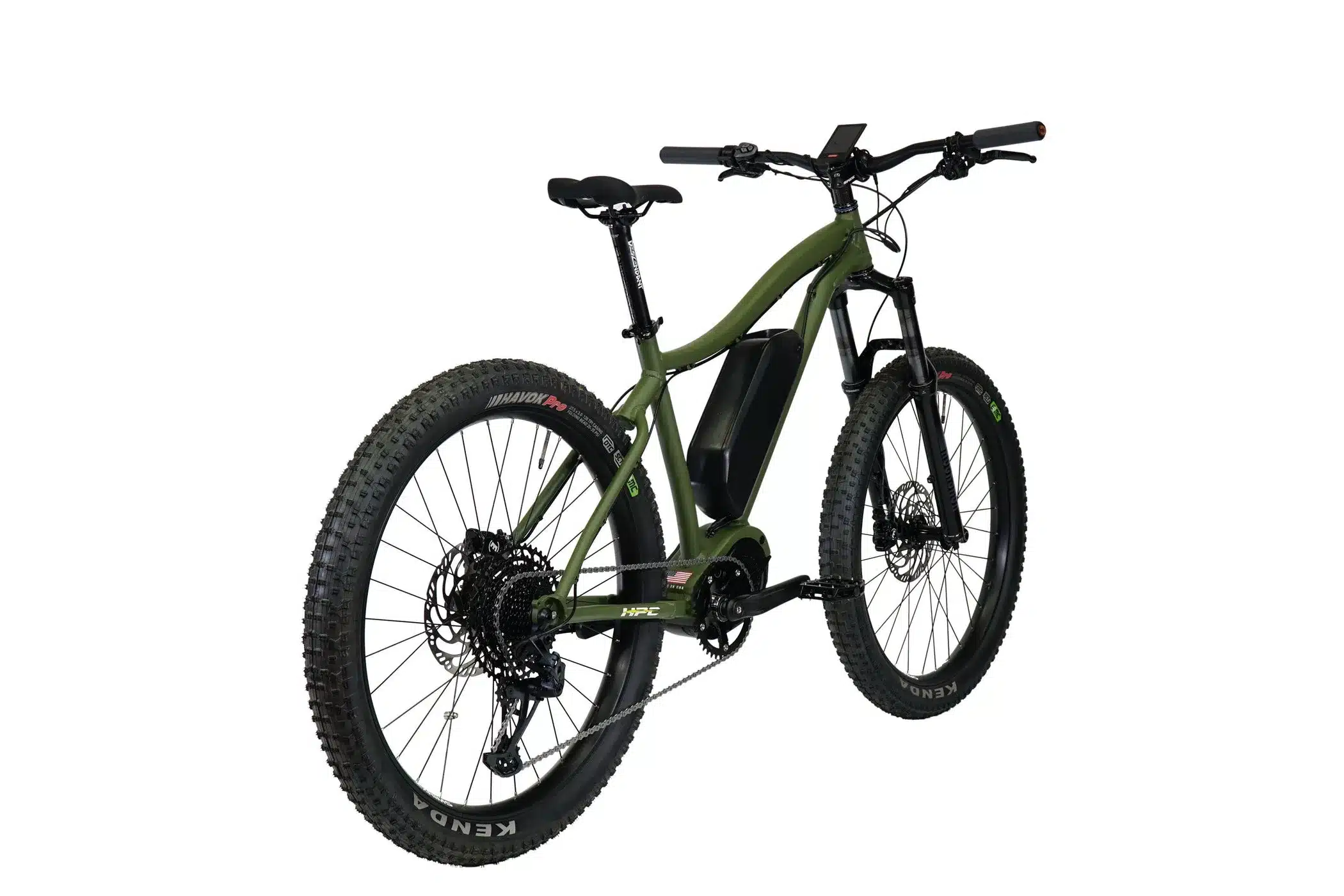 Grünes HPC Scout E-Mountainbike mit dicken Reifen und Federgabel, aus der Seitenansicht fotografiert.