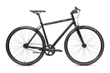 Seitenansicht eines schwarzen Priority Ace Stadtrads mit Riemenantrieb und breiten Reifen.