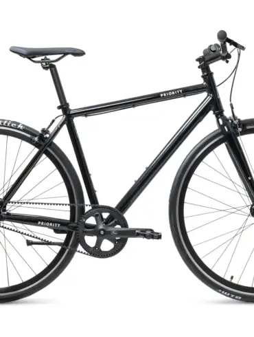 Seitenansicht eines schwarzen Priority Ace Stadtrads mit Riemenantrieb und breiten Reifen.