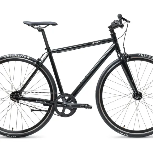 Seitenansicht eines schwarzen Priority Ace Stadtrads mit Riemenantrieb und breiten Reifen.