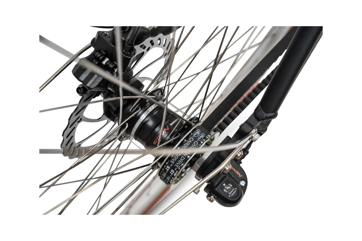 Nahaufnahme des Hinterrads eines Priority Glide E-Bikes, die den Gates Carbon Drive Riemenantrieb, die Shimano Nexus 3-Gang Nabenschaltung und die hydraulische Scheibenbremse zeigt.