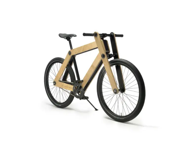 Ein Sandwichbike Wooden Fork Stadtrad mit Holzrahmen, schwarzen Reifen und Felgen, in Frontansicht auf weißem Hintergrund.