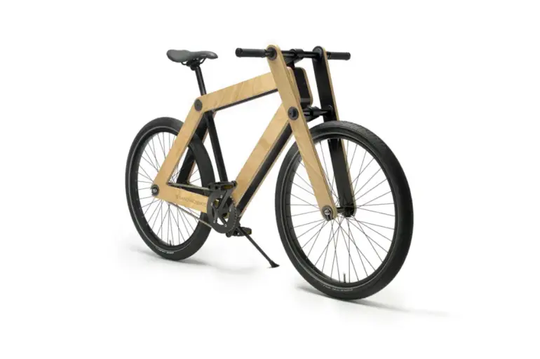 Ein Sandwichbike Wooden Fork Stadtrad mit Holzrahmen, schwarzen Reifen und Felgen, in Frontansicht auf weißem Hintergrund.