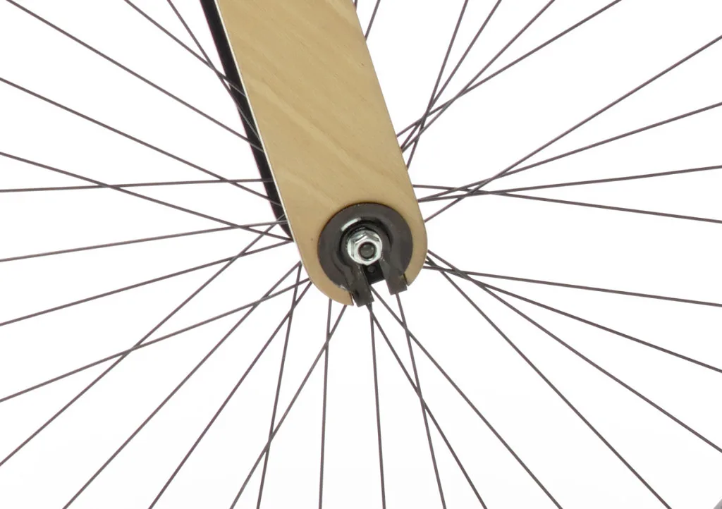 Nahaufnahme der Holzgabel und des Vorderrads eines Sandwichbikes mit vielen Speichen.